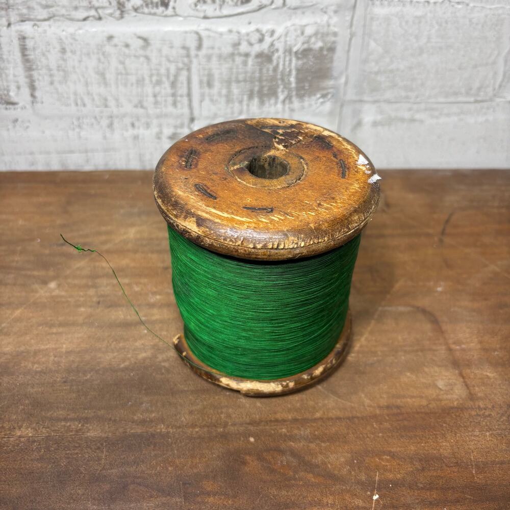 Vintage Wooden Spool with Emerald Green Thread - Picture 4 of 4
